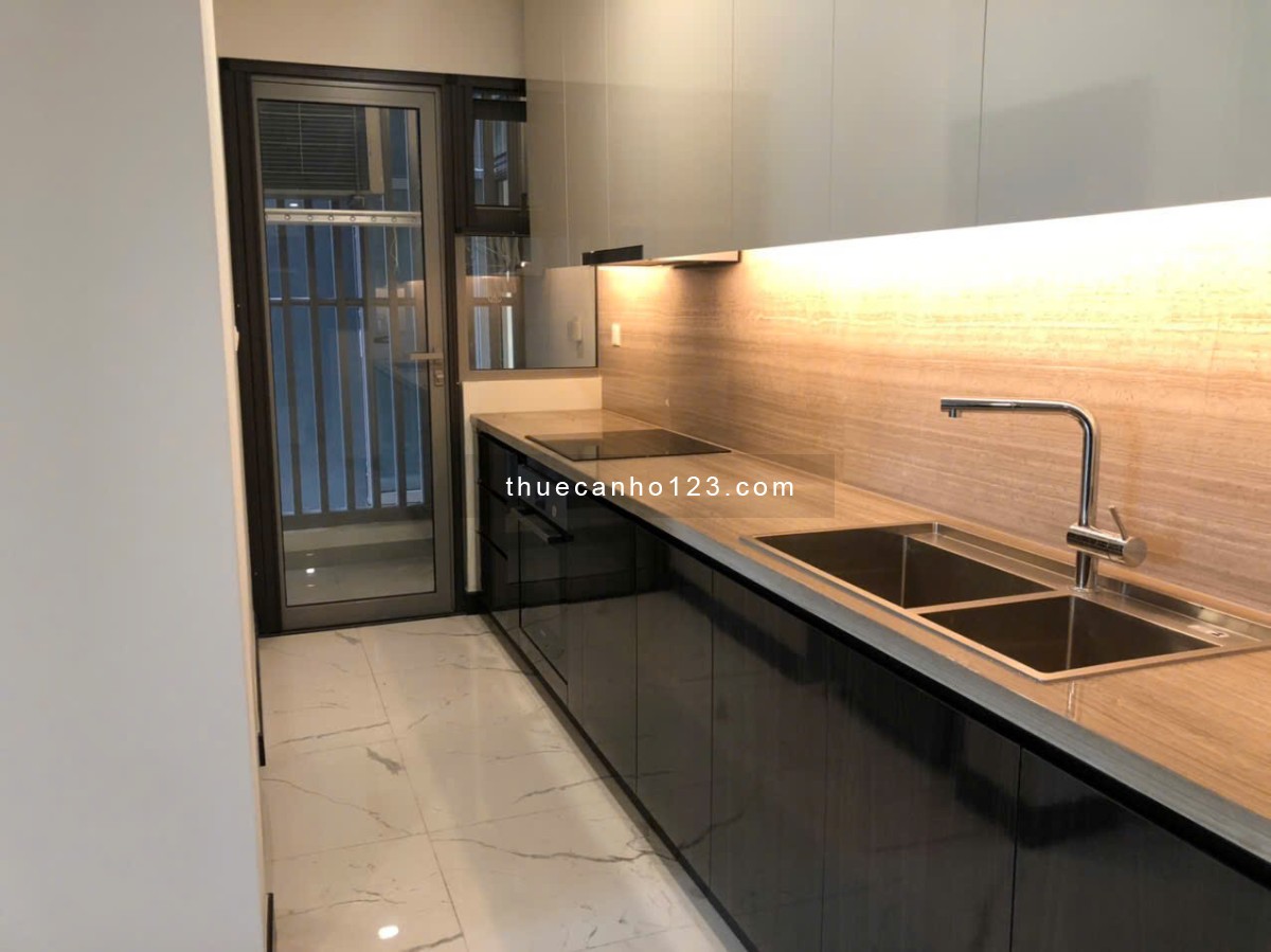 Căn hộ 1 phòng ngủ, có sân vườn, bước thẳng ra hồ bơi, cực kì thoáng mát. Vô ở liền!
