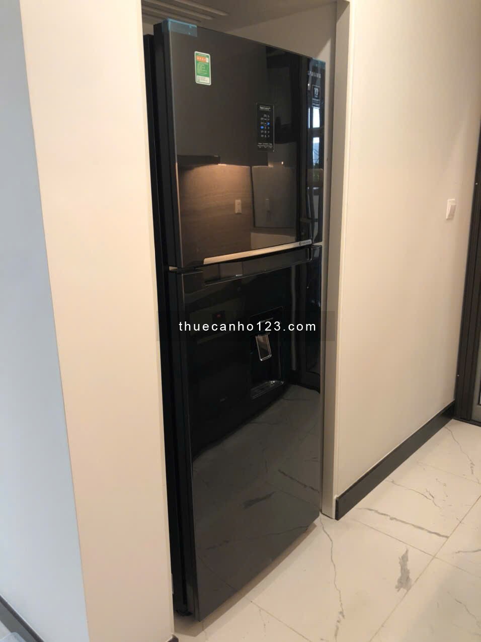 Căn hộ 1 phòng ngủ, có sân vườn, bước thẳng ra hồ bơi, cực kì thoáng mát. Vô ở liền!