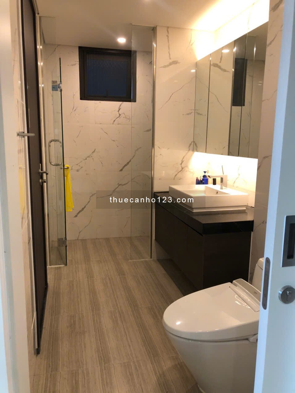 Căn hộ 1 phòng ngủ, có sân vườn, bước thẳng ra hồ bơi, cực kì thoáng mát. Vô ở liền!