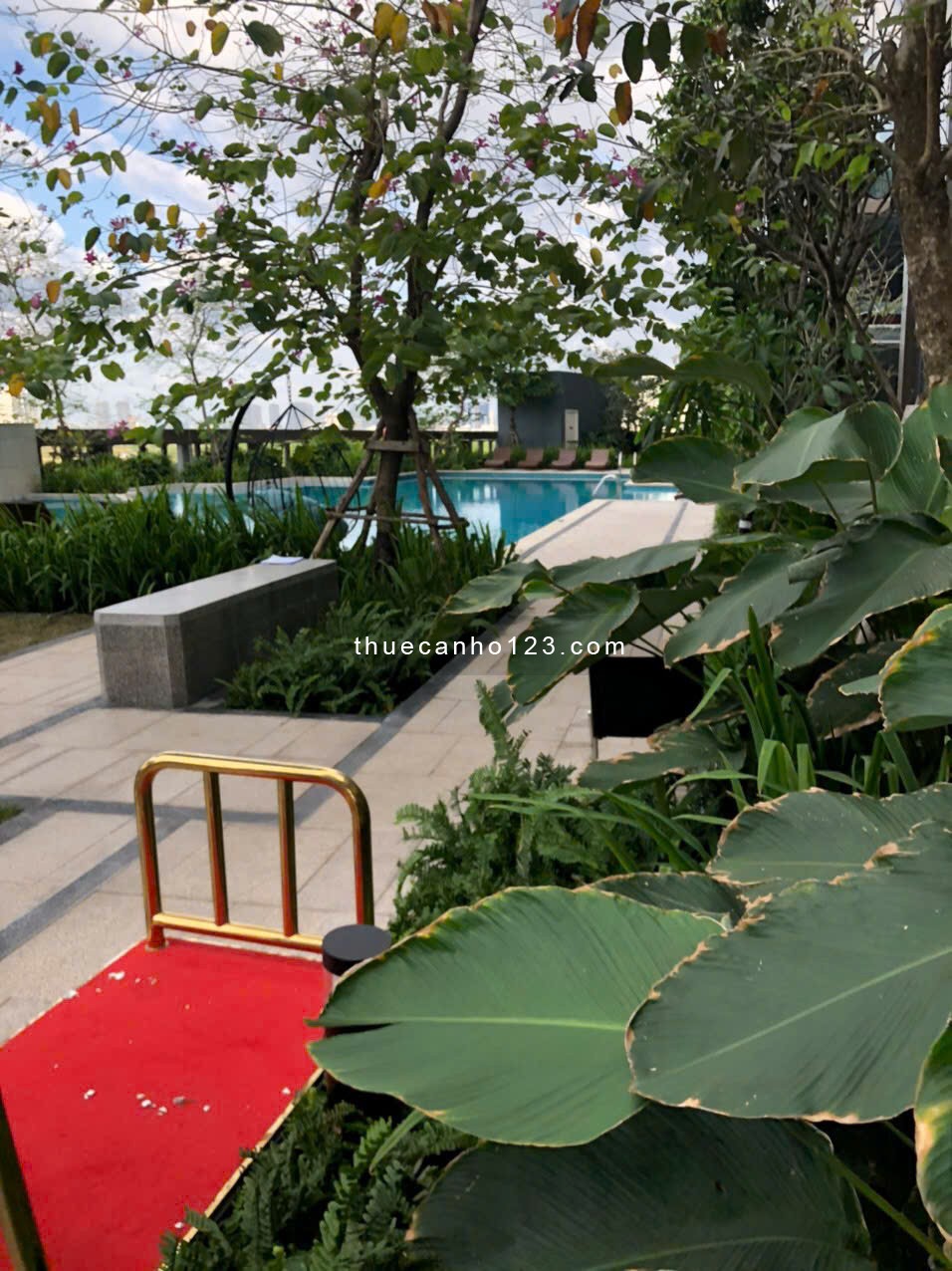 Căn hộ 1 phòng ngủ, có sân vườn, bước thẳng ra hồ bơi, cực kì thoáng mát. Vô ở liền!