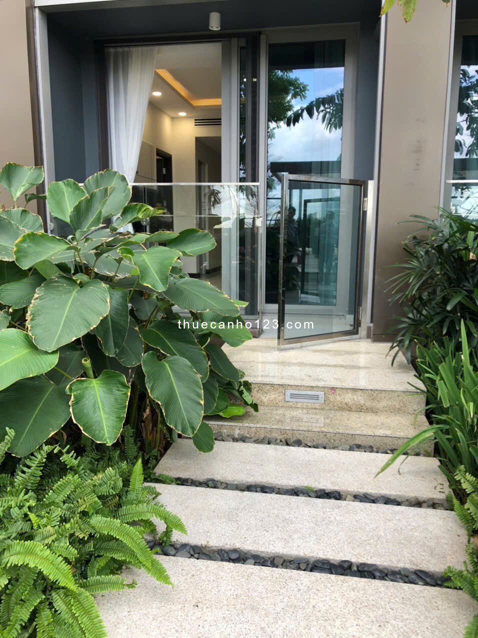 Căn hộ 1 phòng ngủ, có sân vườn, bước thẳng ra hồ bơi, cực kì thoáng mát. Vô ở liền!