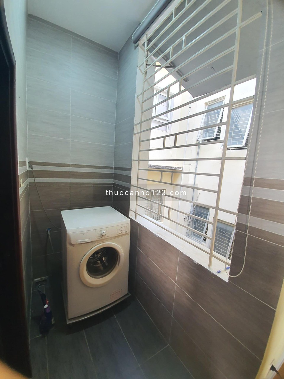 Chung cư Ông Ích Khiêm, P5, Q11: 2p ngủ, máy lạnh, ban công, 7tr5