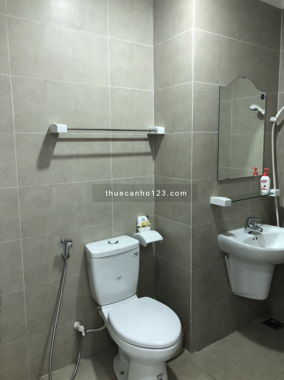 Sắp trống VP 40m², có sẵn bàn ghế, chỉ 10 triệu/tháng