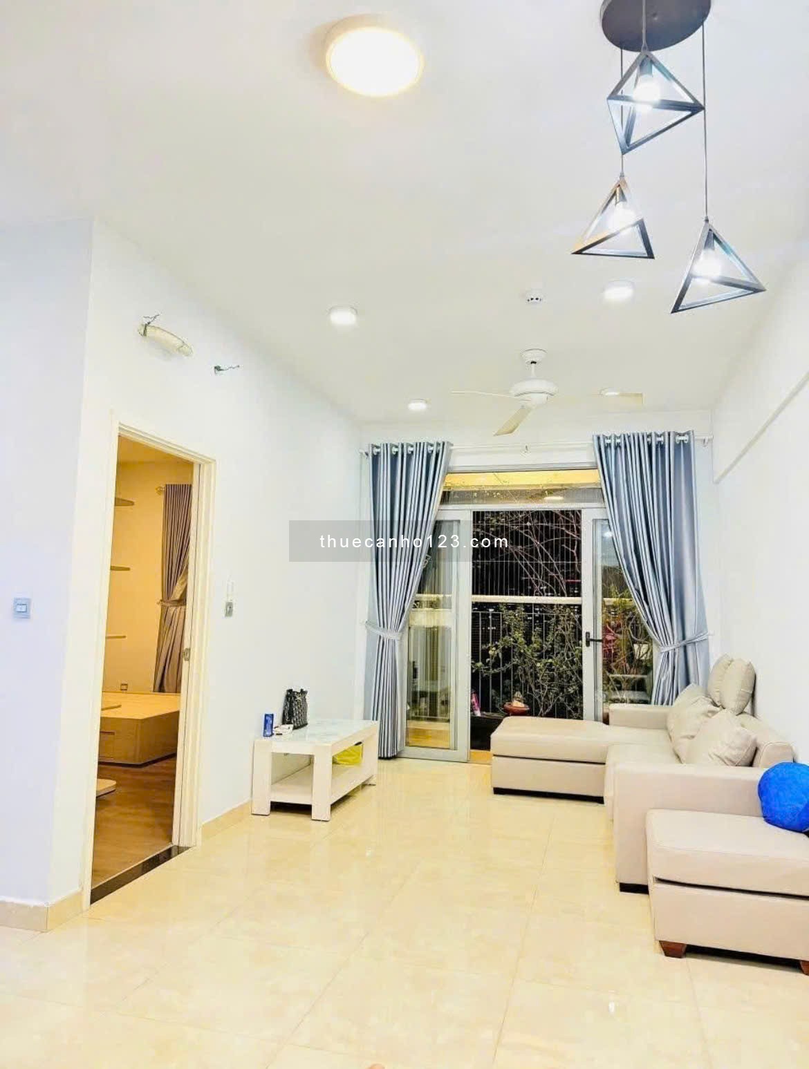 Căn hộ Oriental Plaza, Âu Cơ, Tân Phú: 11tr5/th,2p ngủ, 75m2, NT