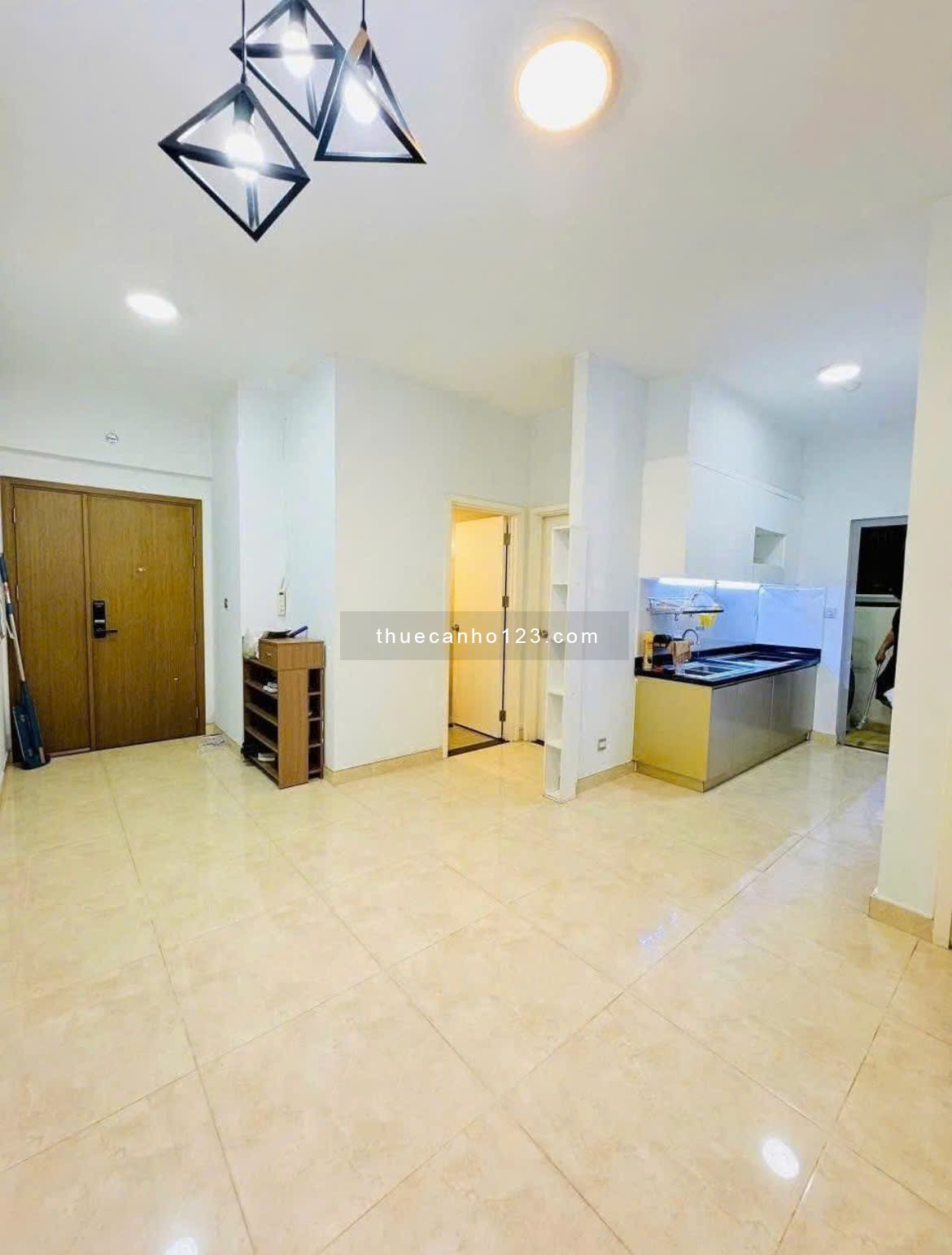 Căn hộ Oriental Plaza, Âu Cơ, Tân Phú: 11tr5/th,2p ngủ, 75m2, NT