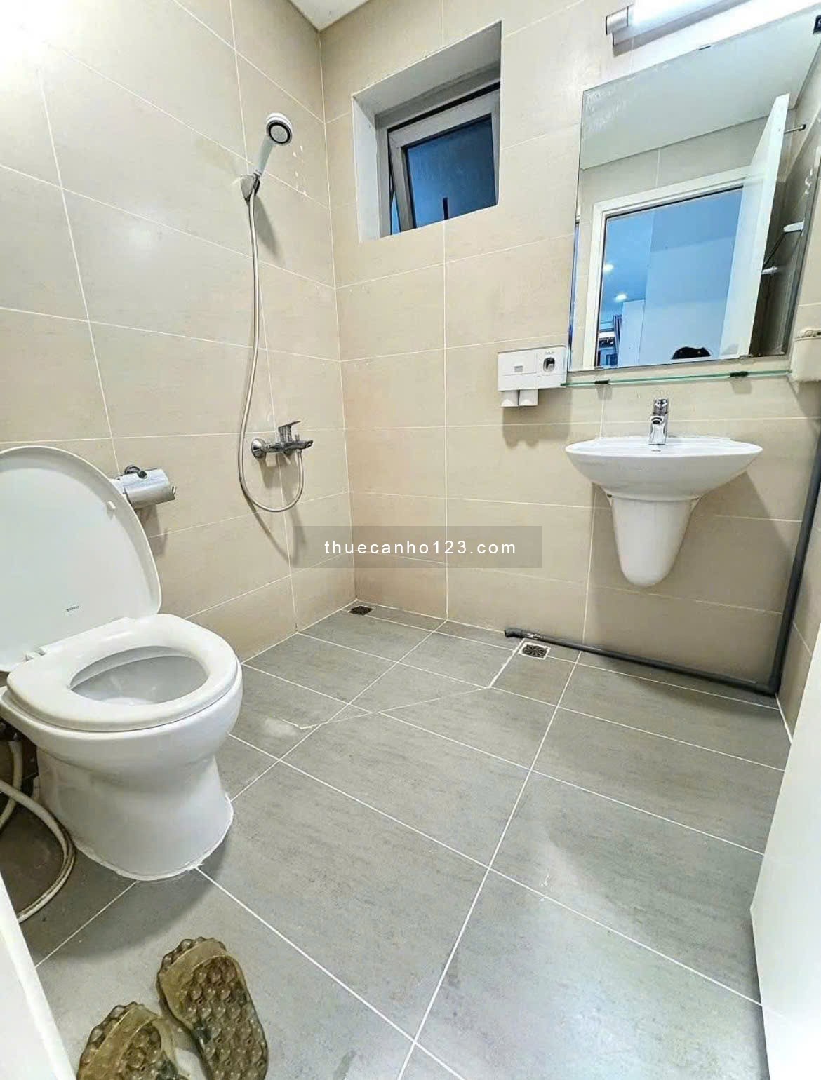 Căn hộ Oriental Plaza, Âu Cơ, Tân Phú: 11tr5/th,2p ngủ, 75m2, NT