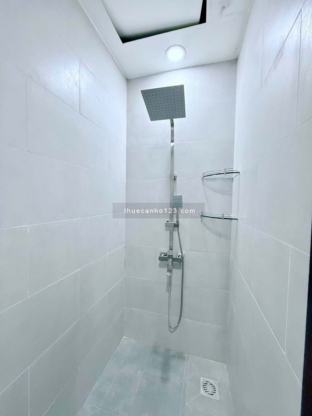 Cho thuê căn hộ ban công thoáng đường Khánh Hội Quận 4 gần đại học Nguyễn Tất Thành, Luật