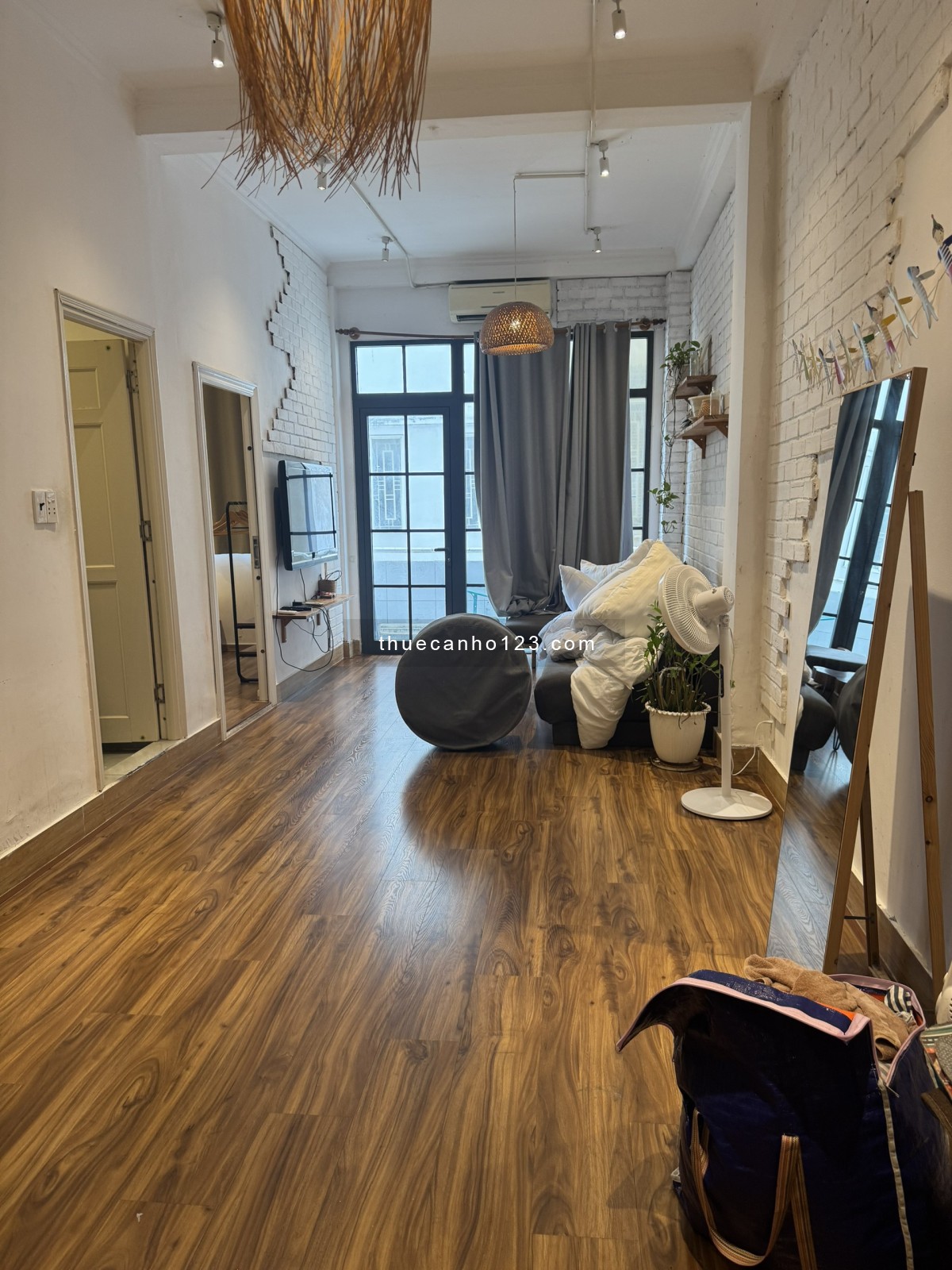 Cho thuê căn hộ 2 phòng ngủ chung cư 207 Bùi Viện