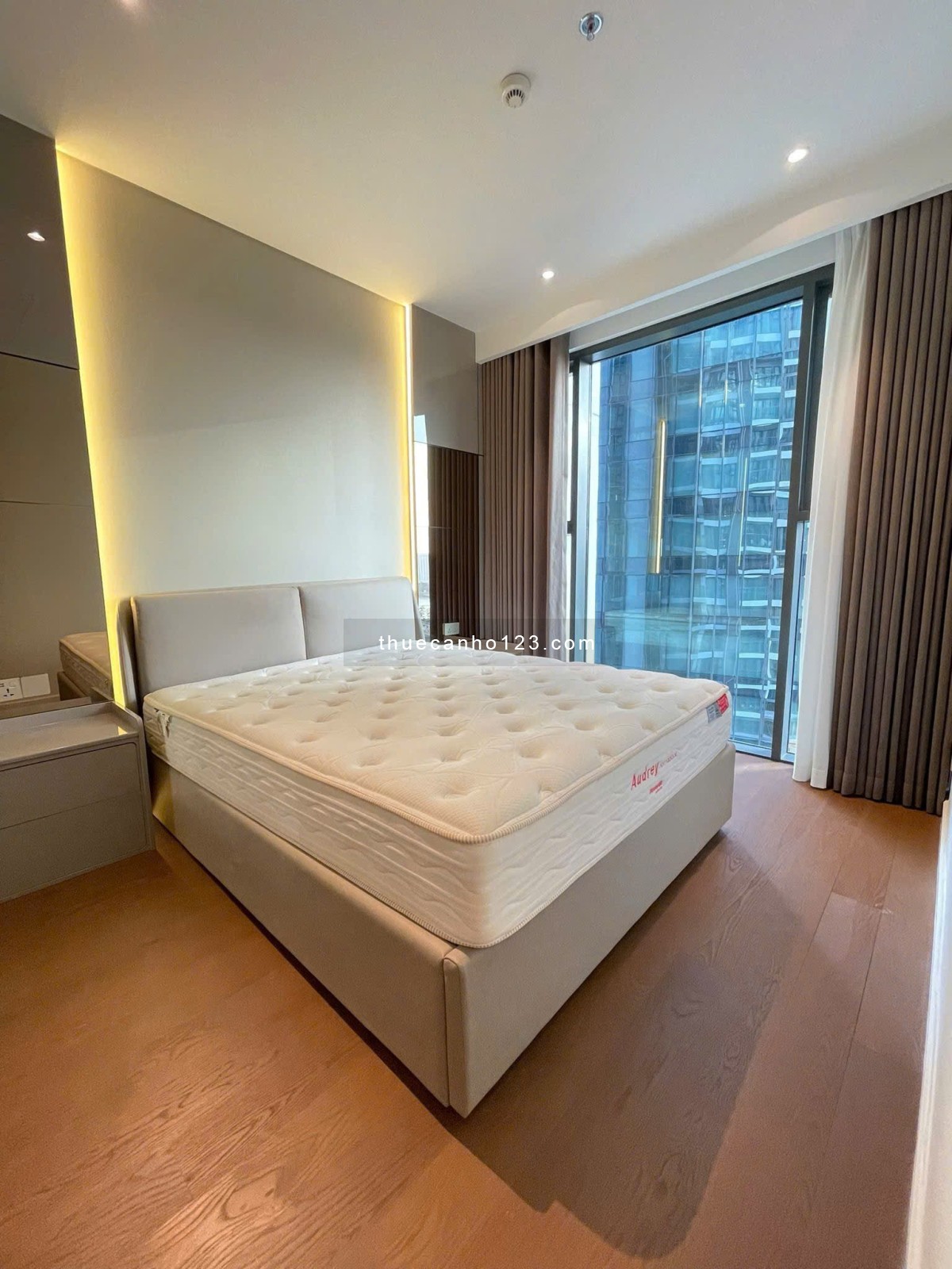 The Crest – Cho thuê 2 phòng ngủ, tầng cao, view thoáng, full nội thất