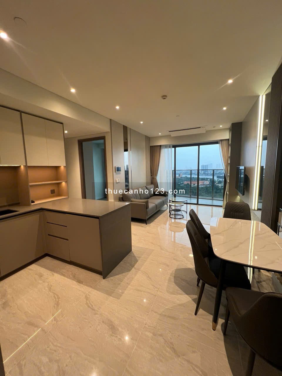 The Opera – Cho thuê căn hộ 2 phòng ngủ, view pháo hoa, tầng cao, full nội thất, giá tốt