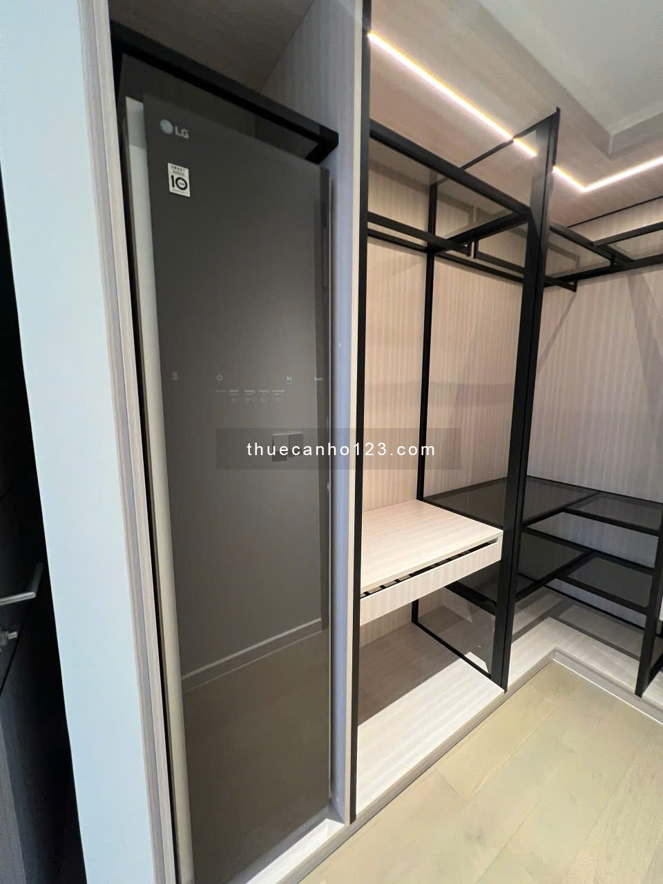 The Opera – Cho thuê căn hộ 2 phòng ngủ, view pháo hoa, tầng cao, full nội thất, giá tốt