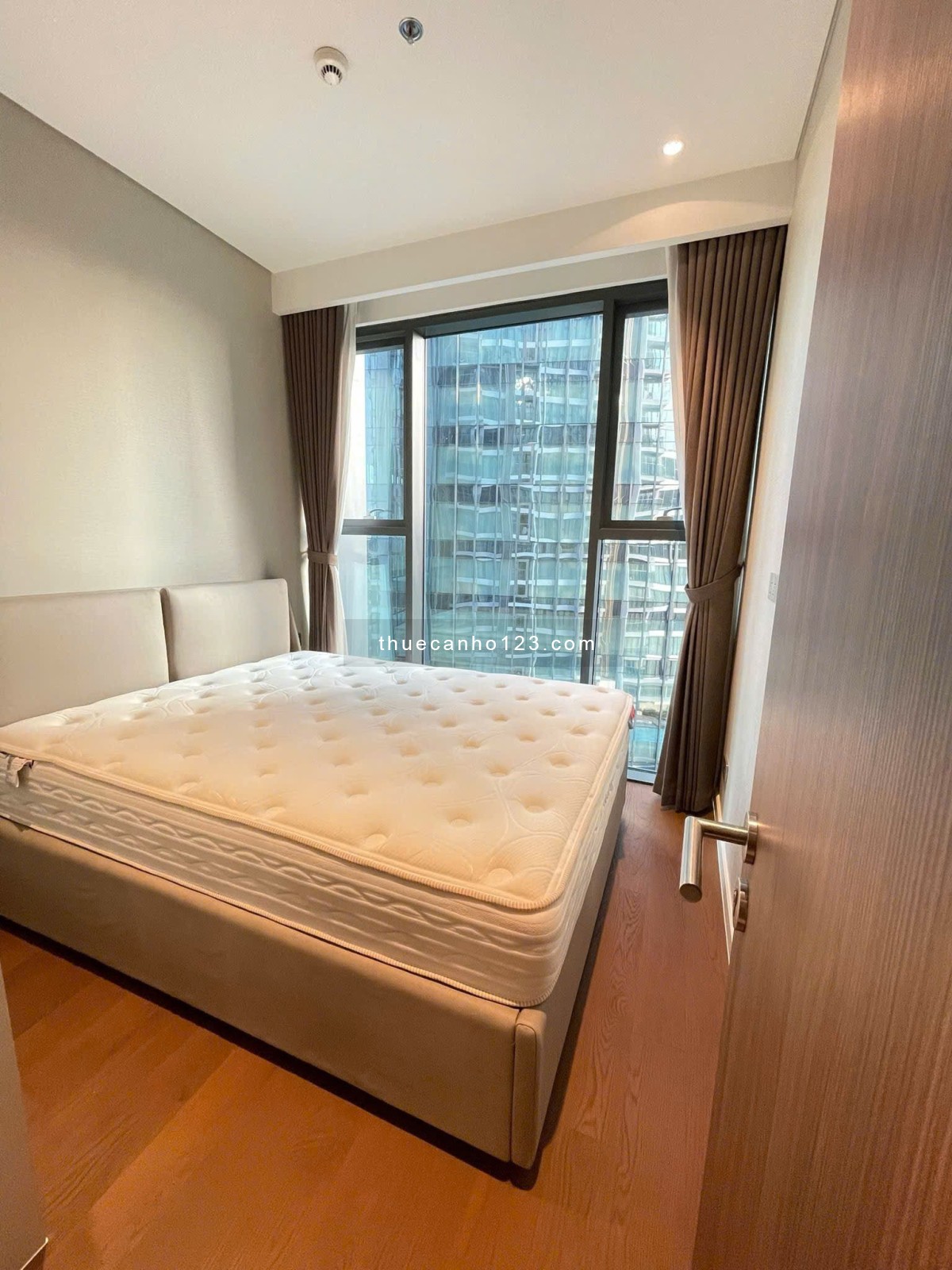 The Crest – Cho thuê 2 phòng ngủ, tầng cao, view thoáng, full nội thất