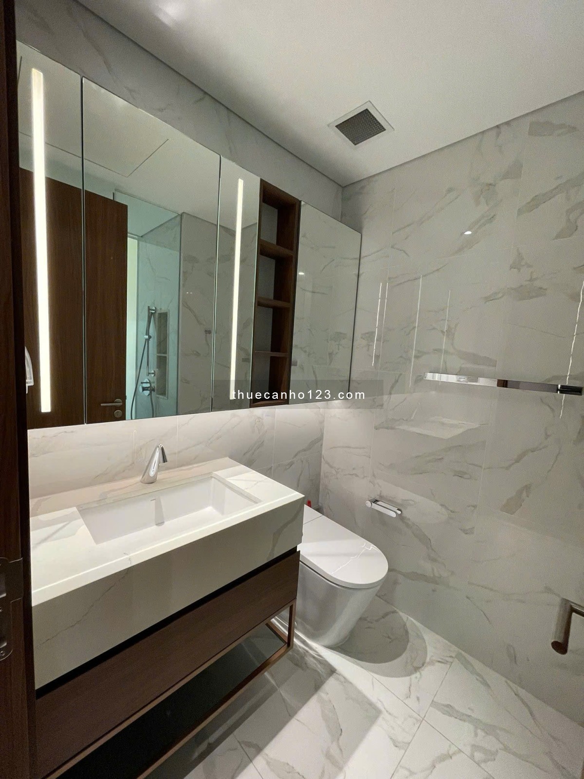 The Crest – Cho thuê 2 phòng ngủ, tầng cao, view thoáng, full nội thất