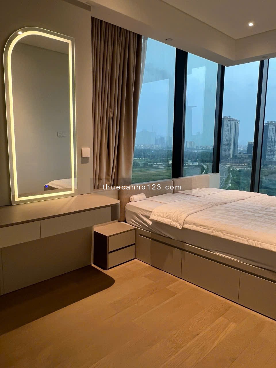 The Opera – Cho thuê căn hộ 2 phòng ngủ, view pháo hoa, tầng cao, full nội thất, giá tốt