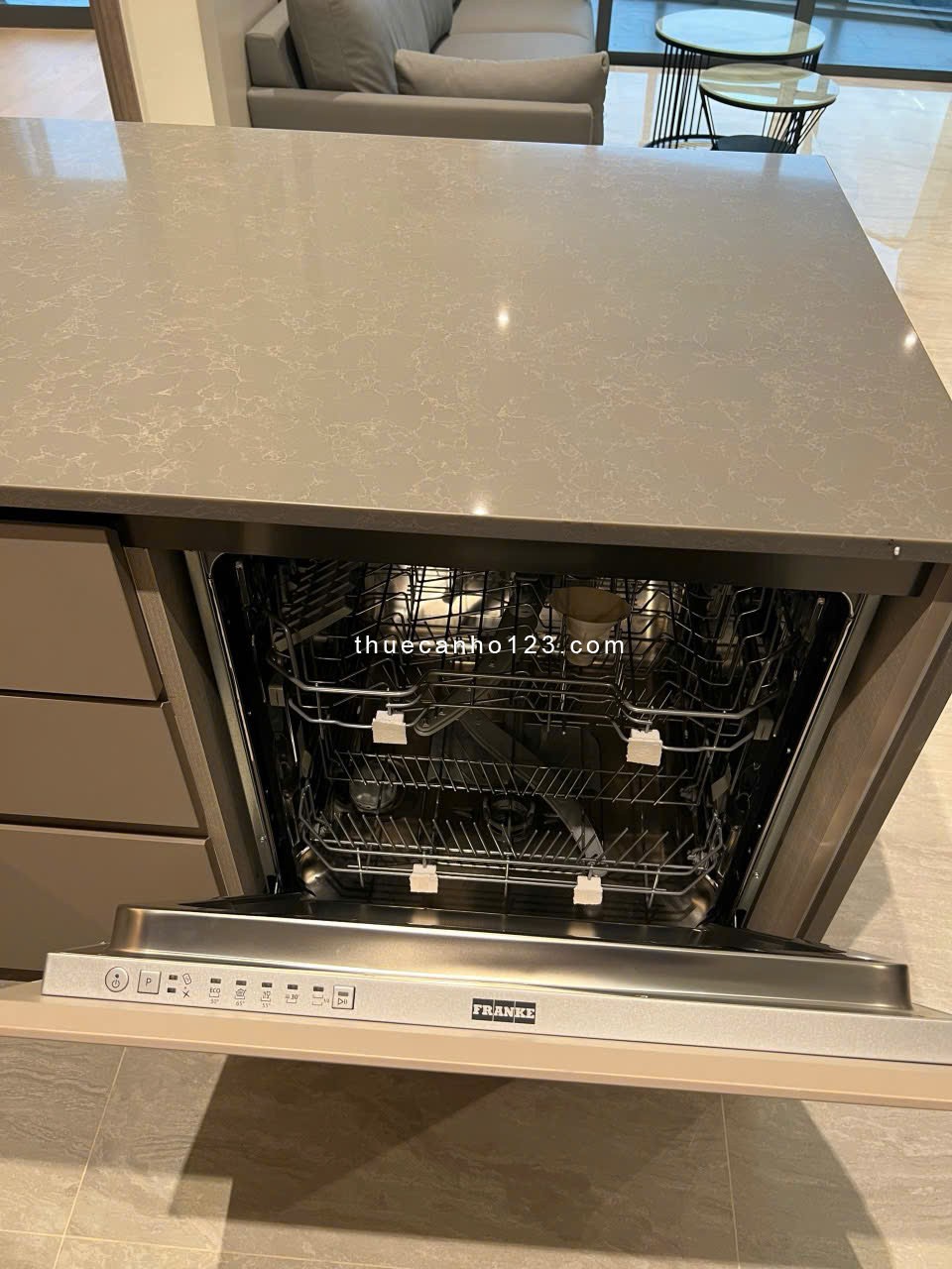 The Opera – Cho thuê căn hộ 2 phòng ngủ, view pháo hoa, tầng cao, full nội thất, giá tốt