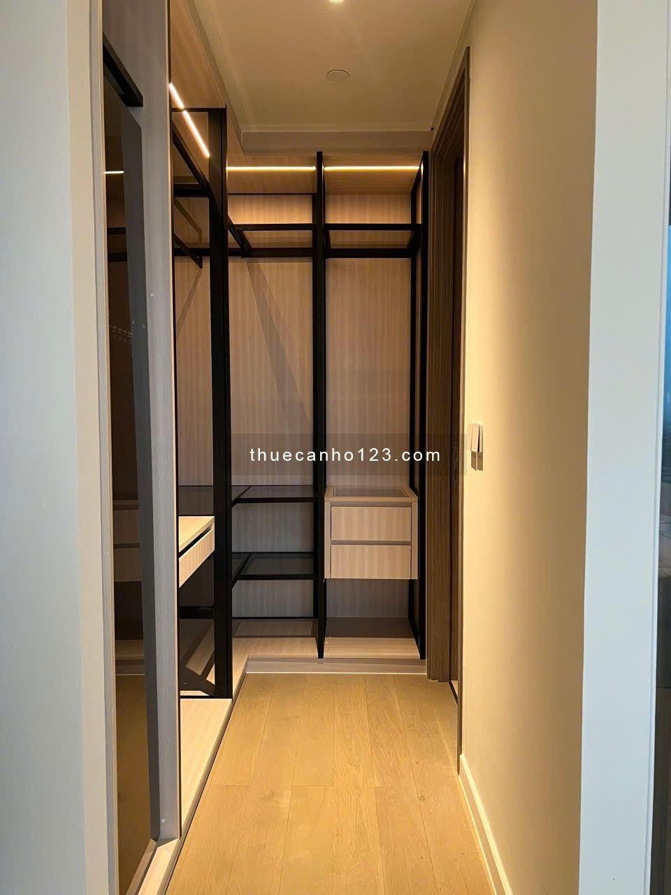 The Opera – Cho thuê căn hộ 2 phòng ngủ, view pháo hoa, tầng cao, full nội thất, giá tốt