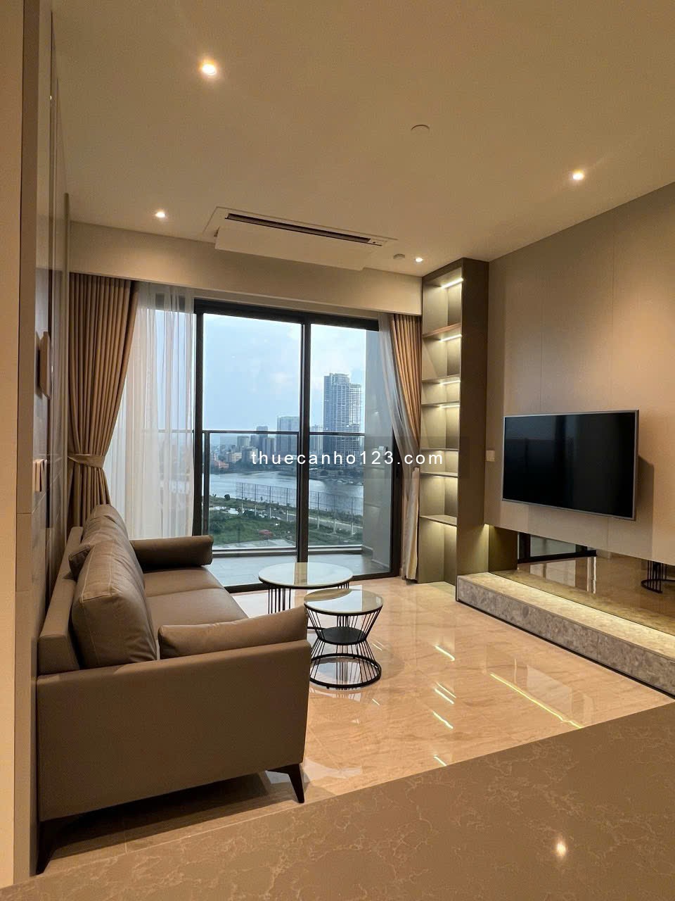 The Opera – Cho thuê căn hộ 2 phòng ngủ, view pháo hoa, tầng cao, full nội thất, giá tốt