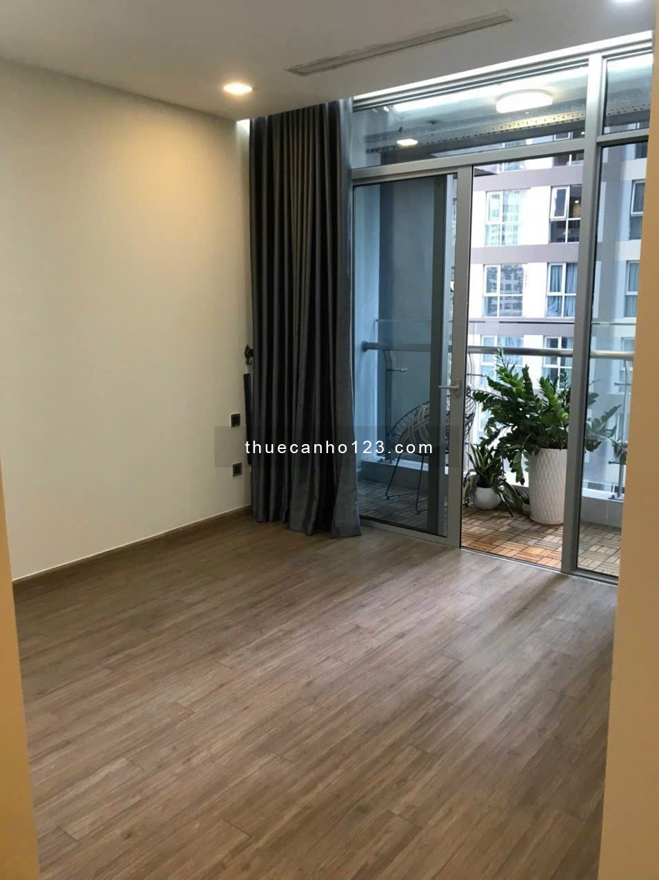 Cần cho thuê gấp căn hộ 3PN, 108m2 Nội thất cơ bản giá chỉ 29 triệu tại Vinhomes Central Park