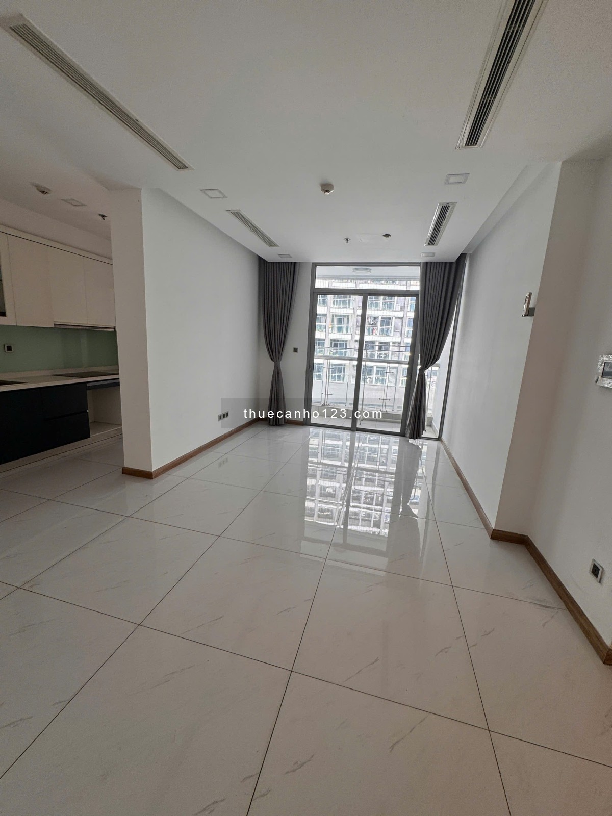 Cho thuê căn hộ 2PN, 89m2 NTCB tại Vinhomes Central Park giá chỉ 22 triệu sẵn thẻ, pass xem nhà 24/7