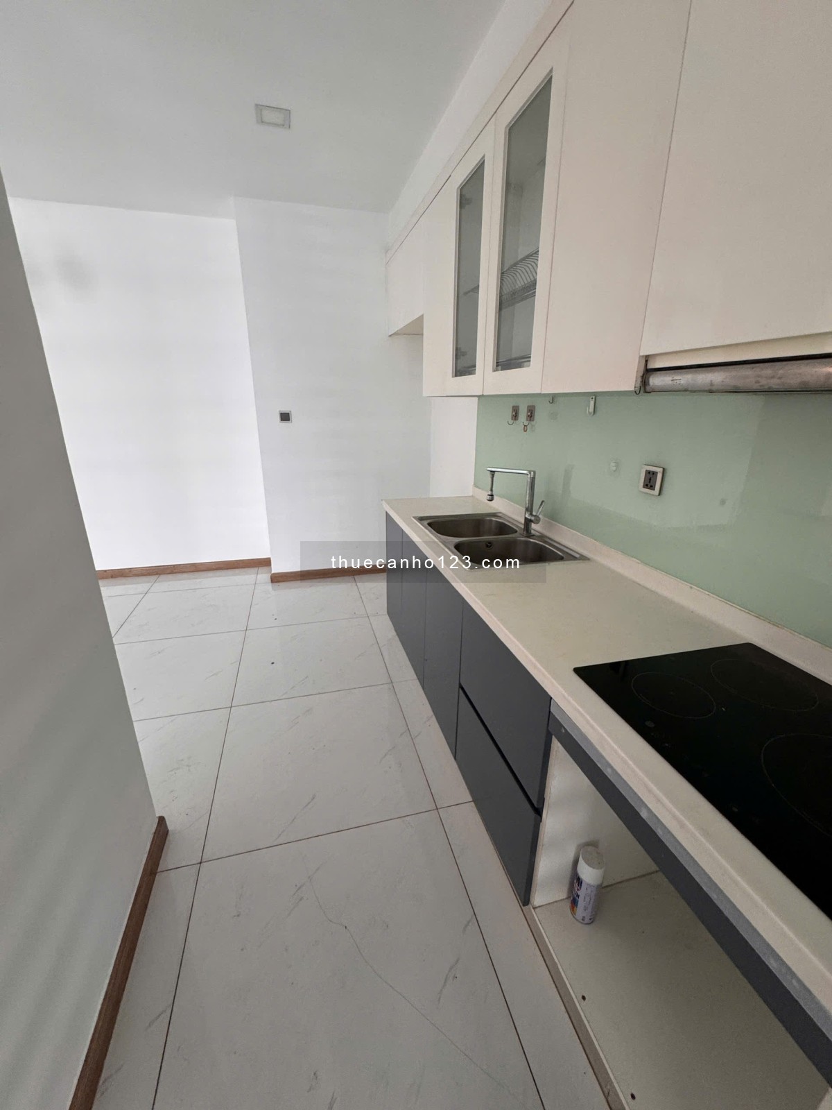 Cho thuê căn hộ 2PN, 89m2 NTCB tại Vinhomes Central Park giá chỉ 22 triệu sẵn thẻ, pass xem nhà 24/7