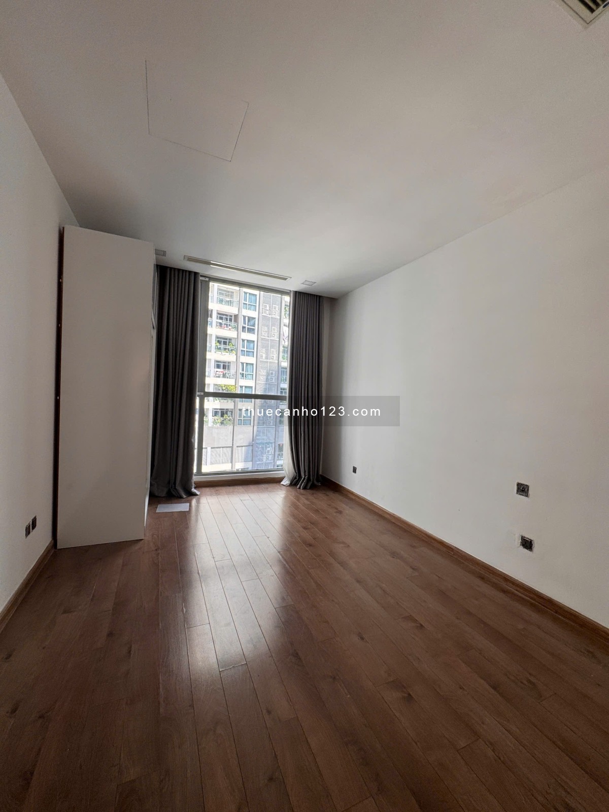 Cho thuê căn hộ 2PN, 89m2 NTCB tại Vinhomes Central Park giá chỉ 22 triệu sẵn thẻ, pass xem nhà 24/7