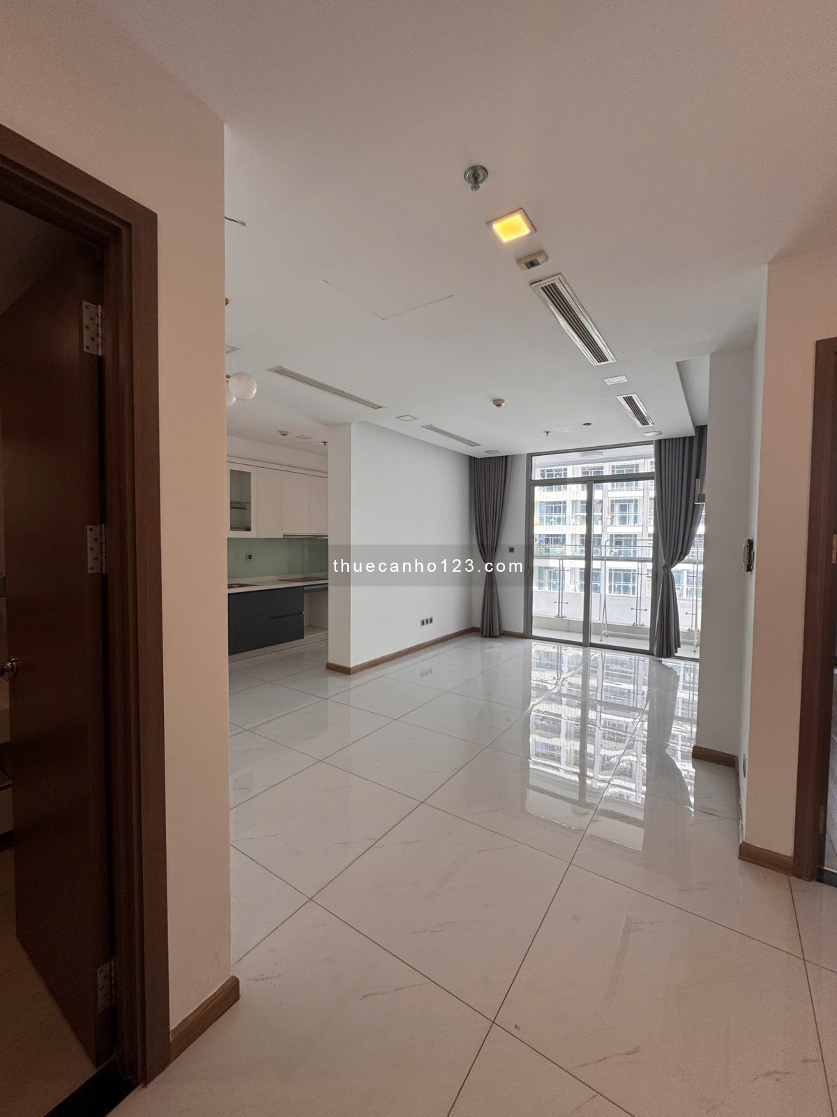 Cho thuê căn hộ 2PN, 89m2 NTCB tại Vinhomes Central Park giá chỉ 22 triệu sẵn thẻ, pass xem nhà 24/7