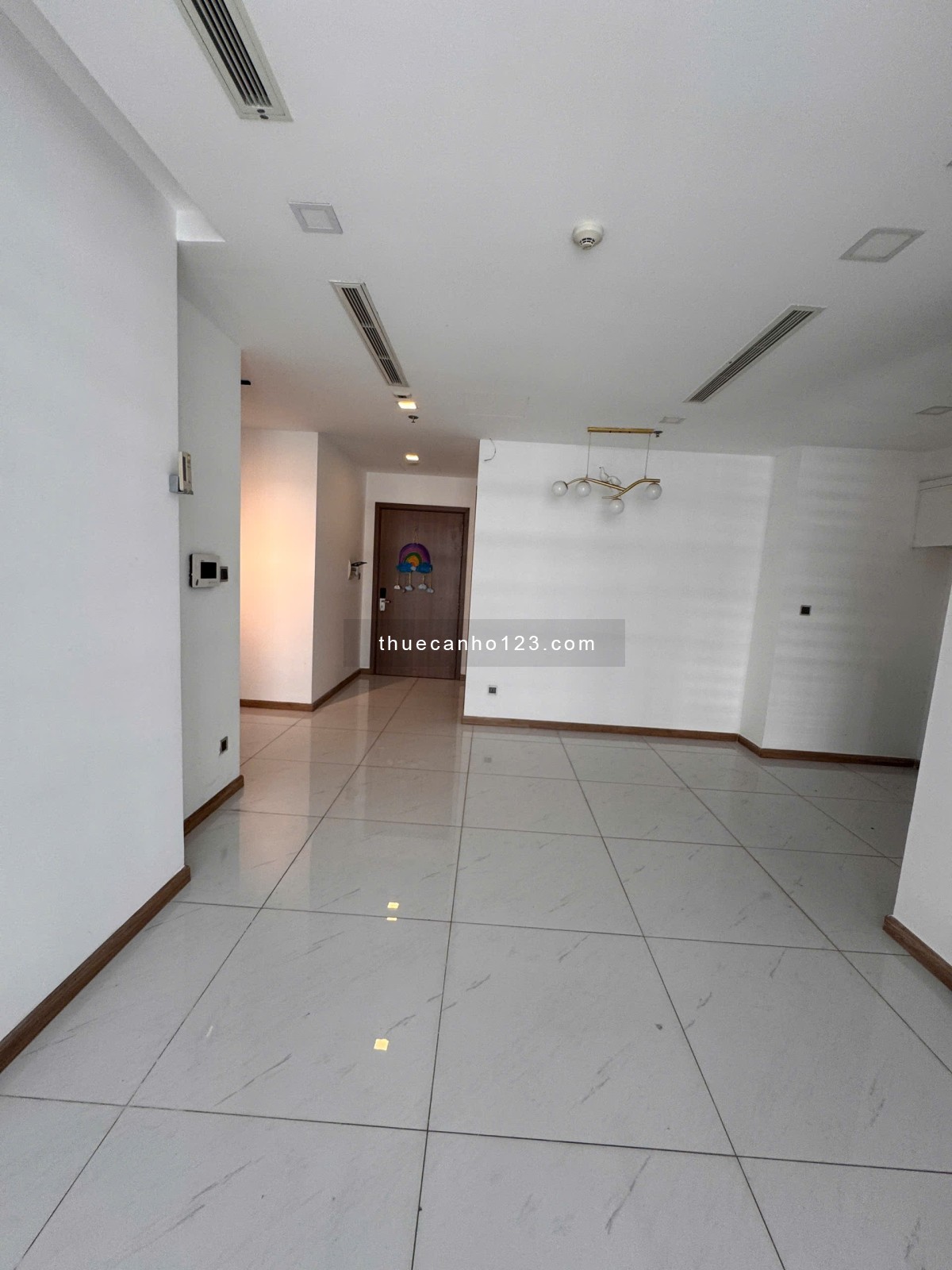 Cho thuê căn hộ 2PN, 89m2 NTCB tại Vinhomes Central Park giá chỉ 22 triệu sẵn thẻ, pass xem nhà 24/7