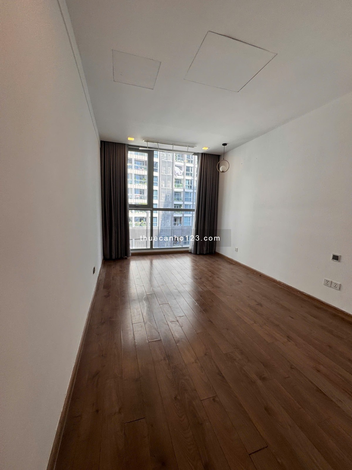 Cho thuê căn hộ 2PN, 89m2 NTCB tại Vinhomes Central Park giá chỉ 22 triệu sẵn thẻ, pass xem nhà 24/7