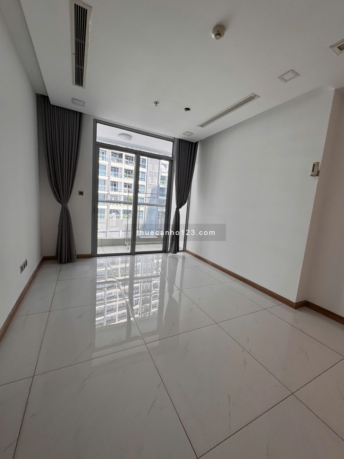 Cho thuê căn hộ 2PN, 89m2 NTCB tại Vinhomes Central Park giá chỉ 22 triệu sẵn thẻ, pass xem nhà 24/7