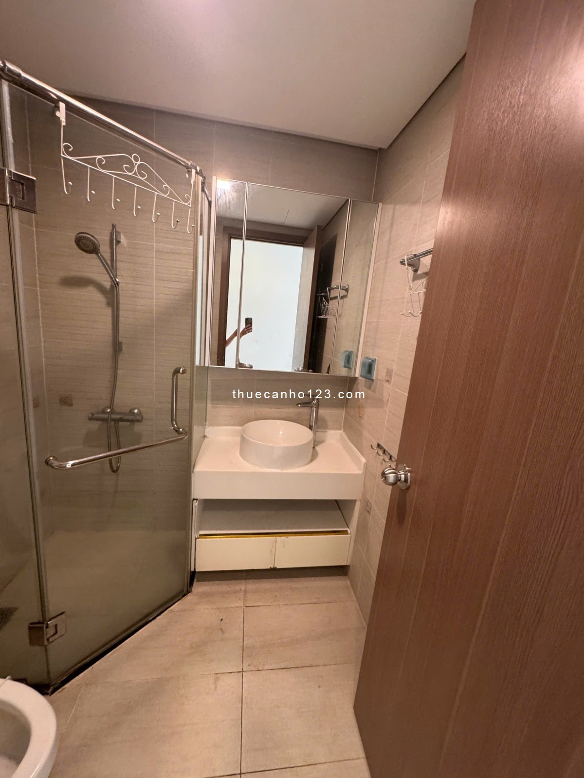 Cho thuê căn hộ 2PN, 89m2 NTCB tại Vinhomes Central Park giá chỉ 22 triệu sẵn thẻ, pass xem nhà 24/7