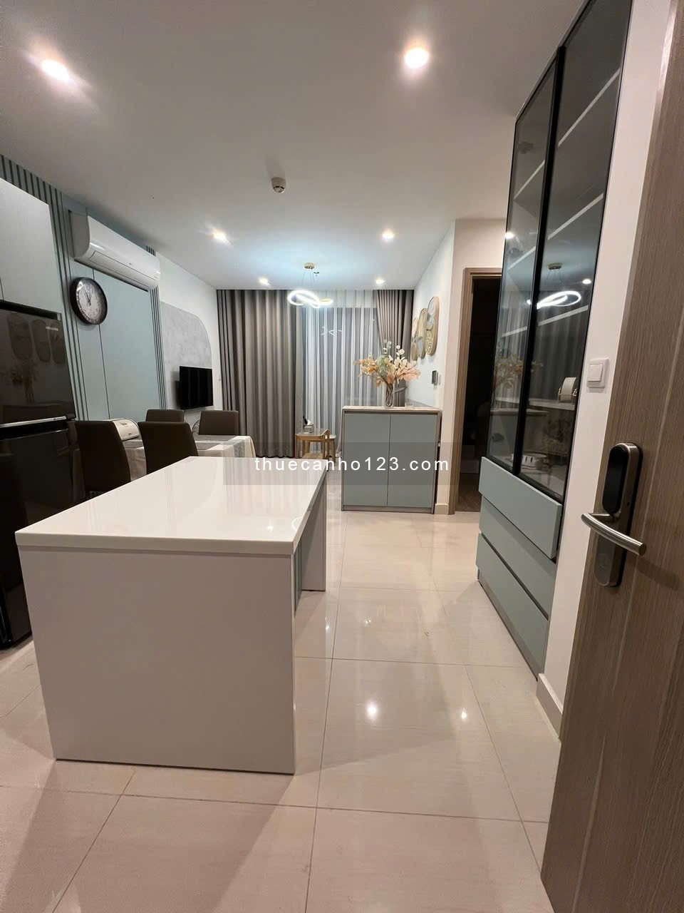 Cho thuê căn hô 1PN + Vinhomes Quận 9 - Full nội thất Luxury, View hồ bơi, hướng mát. Ở liền