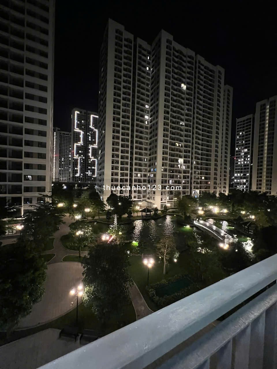 Cho thuê căn hô 1PN + Vinhomes Quận 9 - Full nội thất Luxury, View hồ bơi, hướng mát. Ở liền