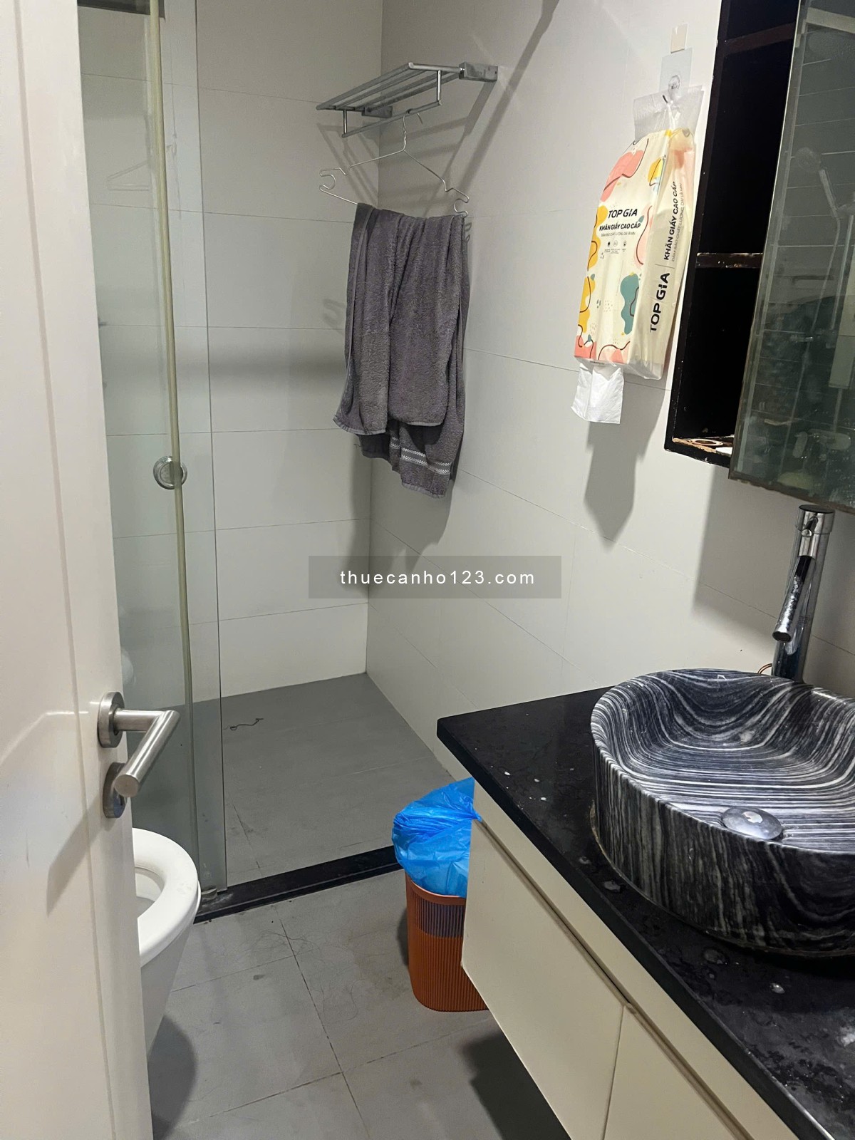 Chung cư Screc , P12, Q3, CĂN GÓC , 2PN, 2WC, 85m2, giá 13tr/tháng.