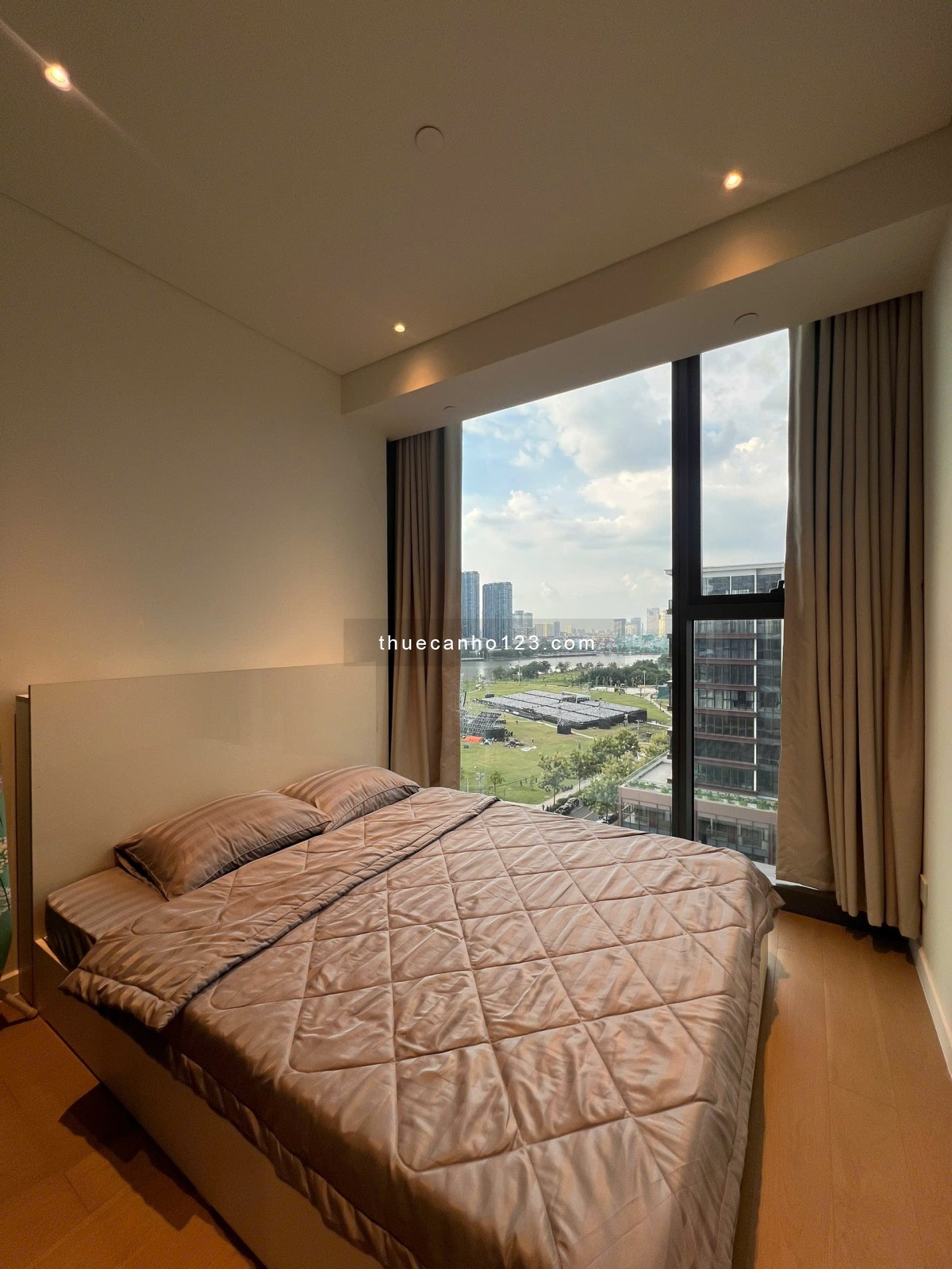 Cho thuê căn hộ cao cấp 2 phòng ngủ tại Opera Residences, full nội thất sang trọng