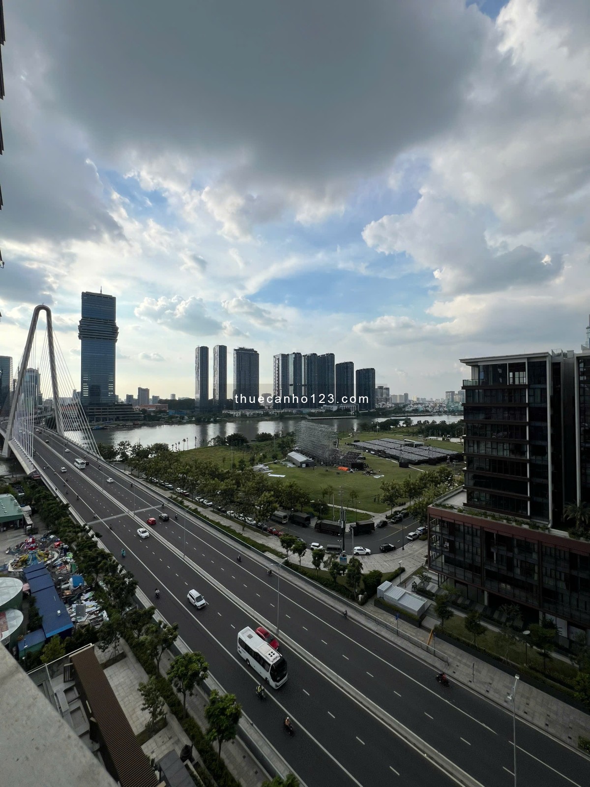 Cho thuê căn hộ cao cấp 2 phòng ngủ tại Opera Residences, full nội thất sang trọng