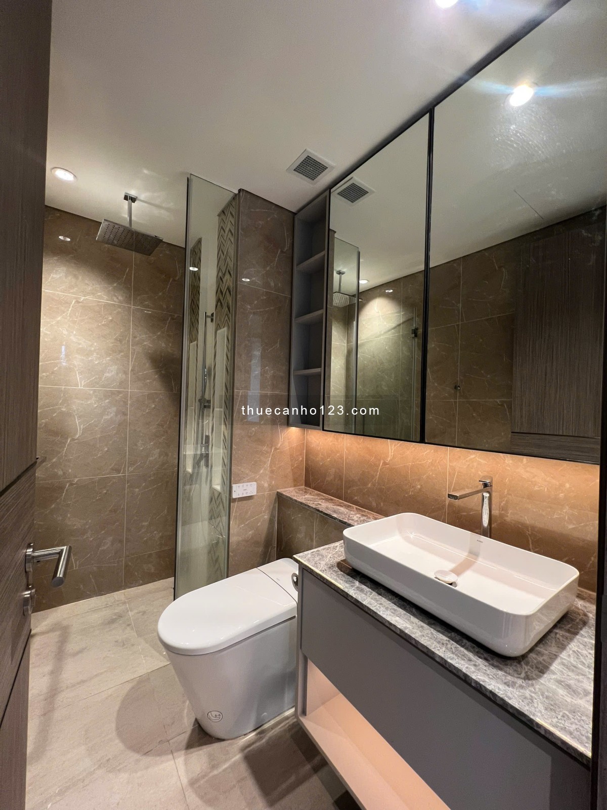 Cho thuê căn hộ cao cấp 2 phòng ngủ tại Opera Residences, full nội thất sang trọng