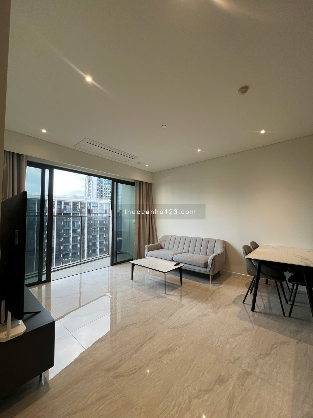 Cho thuê căn hộ cao cấp 2 phòng ngủ tại Opera Residences, full nội thất sang trọng