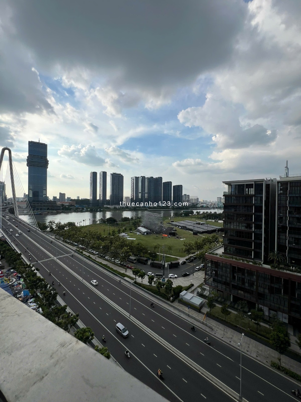 Cho thuê căn hộ cao cấp 2 phòng ngủ tại Opera Residences, full nội thất sang trọng