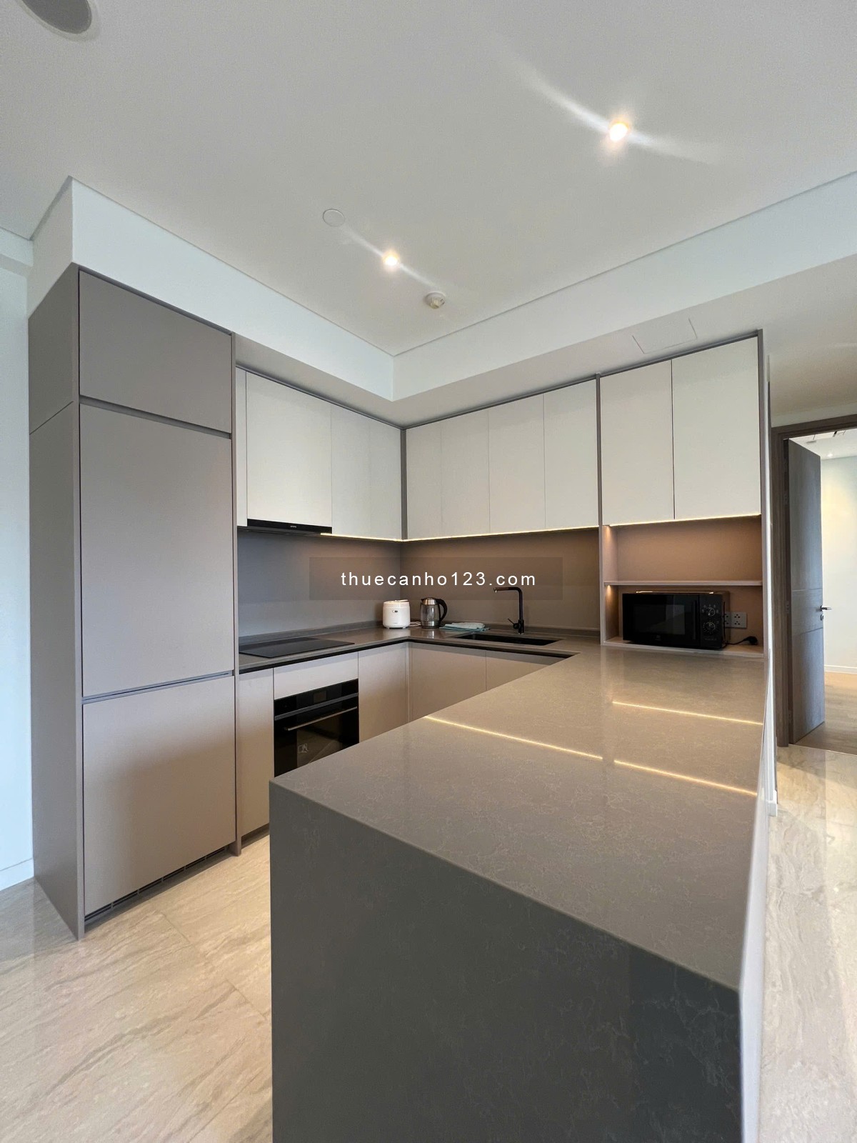 Cho thuê căn hộ cao cấp 2 phòng ngủ tại Opera Residences, full nội thất sang trọng