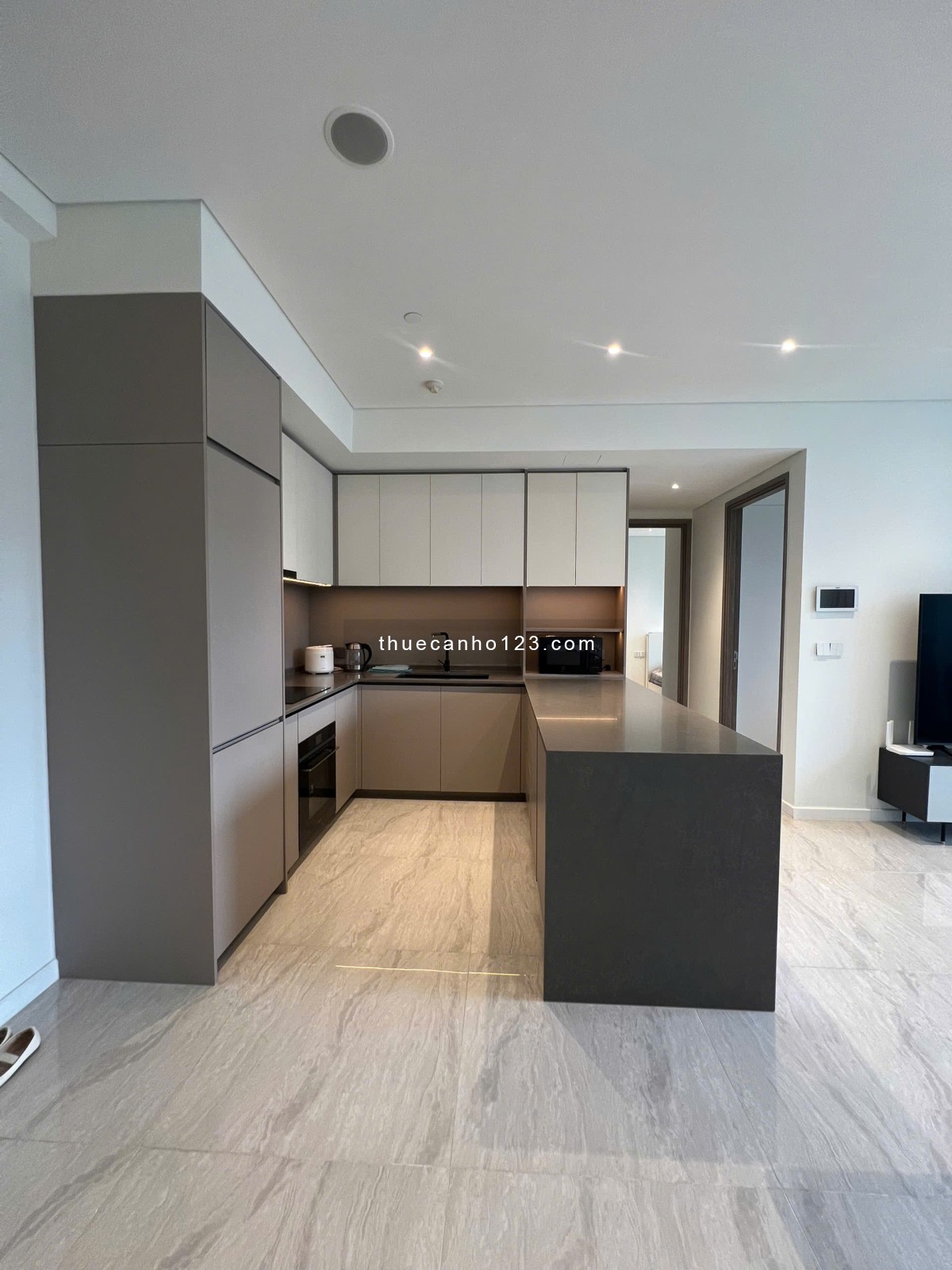 Cho thuê căn hộ cao cấp 2 phòng ngủ tại Opera Residences, full nội thất sang trọng