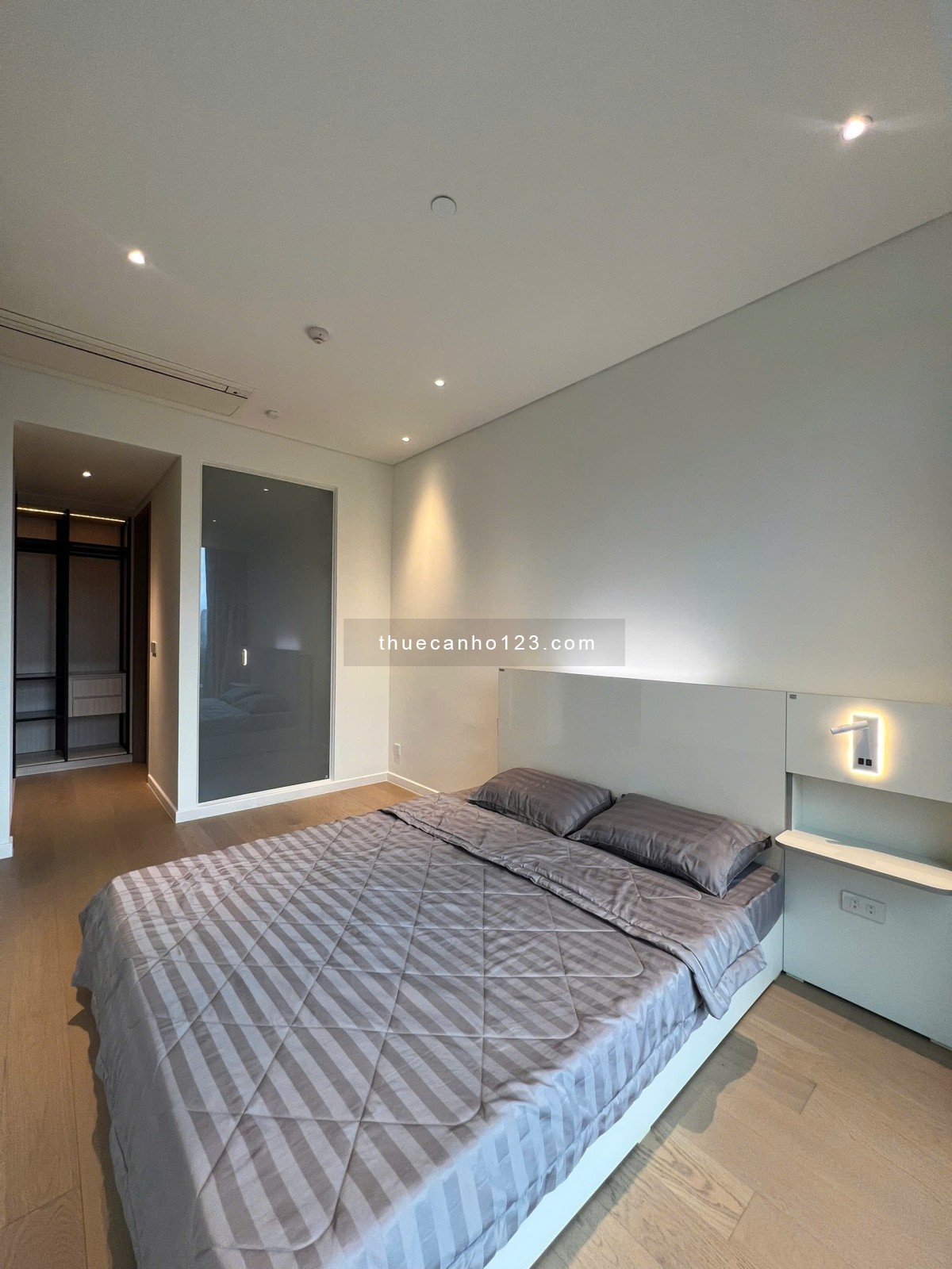 Cho thuê căn hộ cao cấp 2 phòng ngủ tại Opera Residences, full nội thất sang trọng