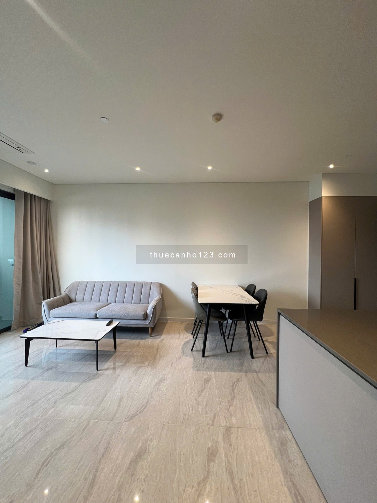 Cho thuê căn hộ cao cấp 2 phòng ngủ tại Opera Residences, full nội thất sang trọng