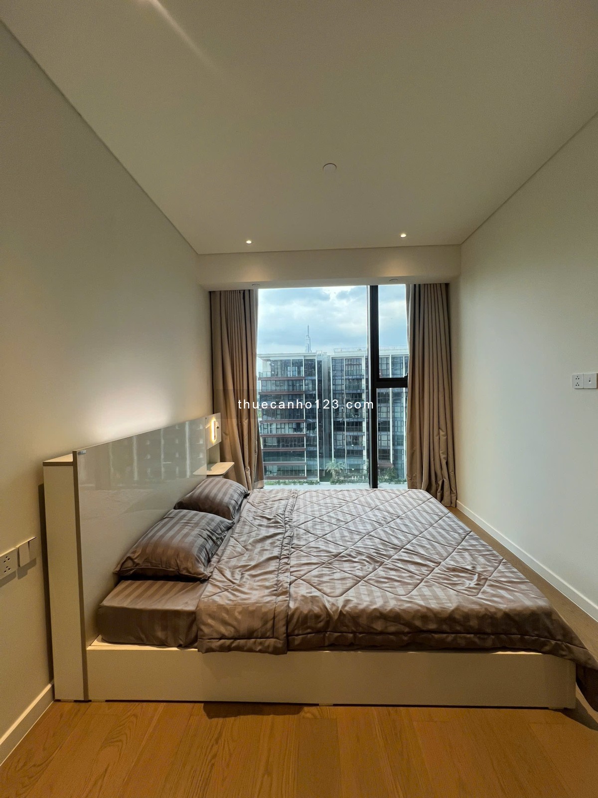 Cho thuê căn hộ cao cấp 2 phòng ngủ tại Opera Residences, full nội thất sang trọng