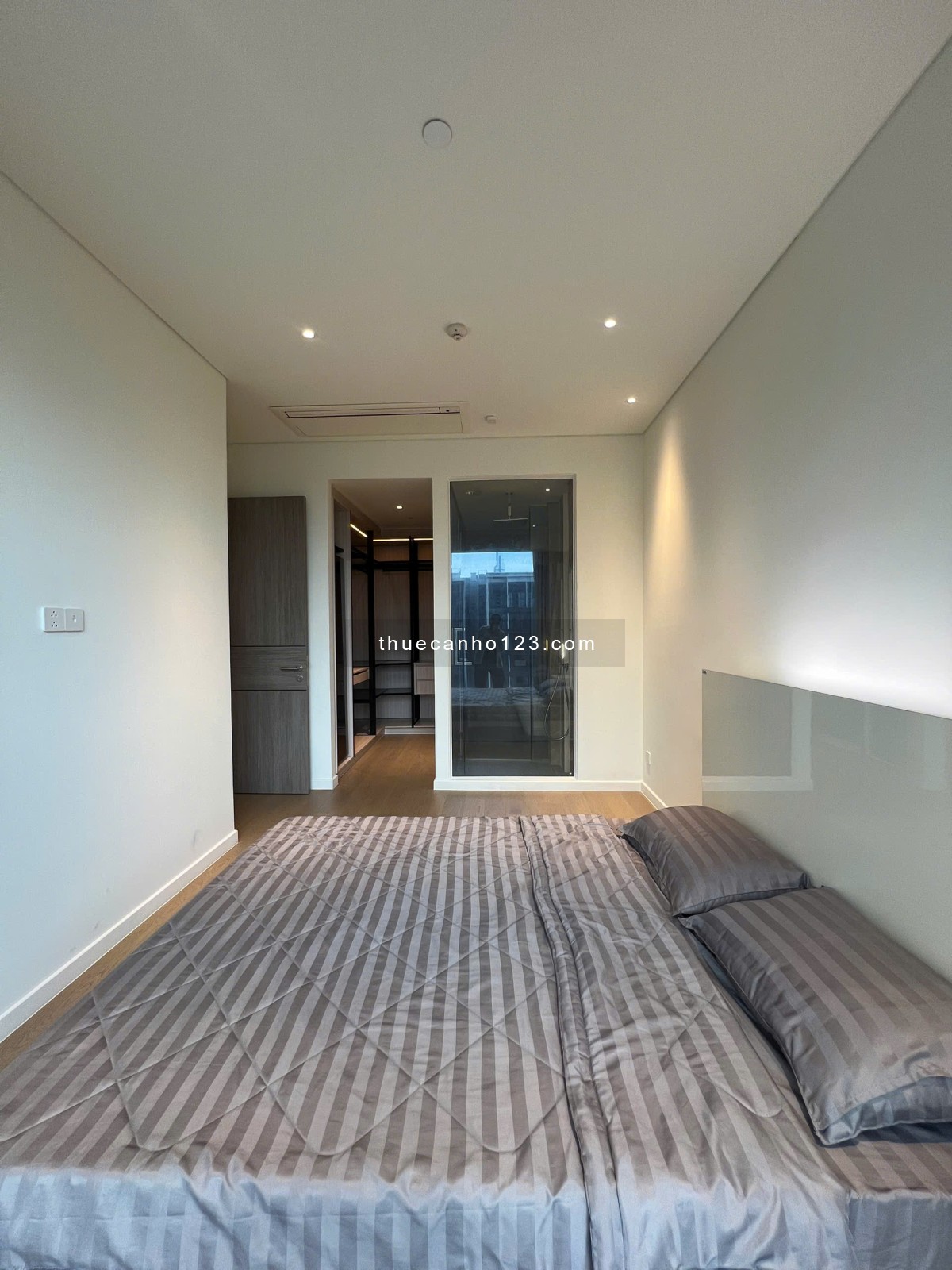 Cho thuê căn hộ cao cấp 2 phòng ngủ tại Opera Residences, full nội thất sang trọng