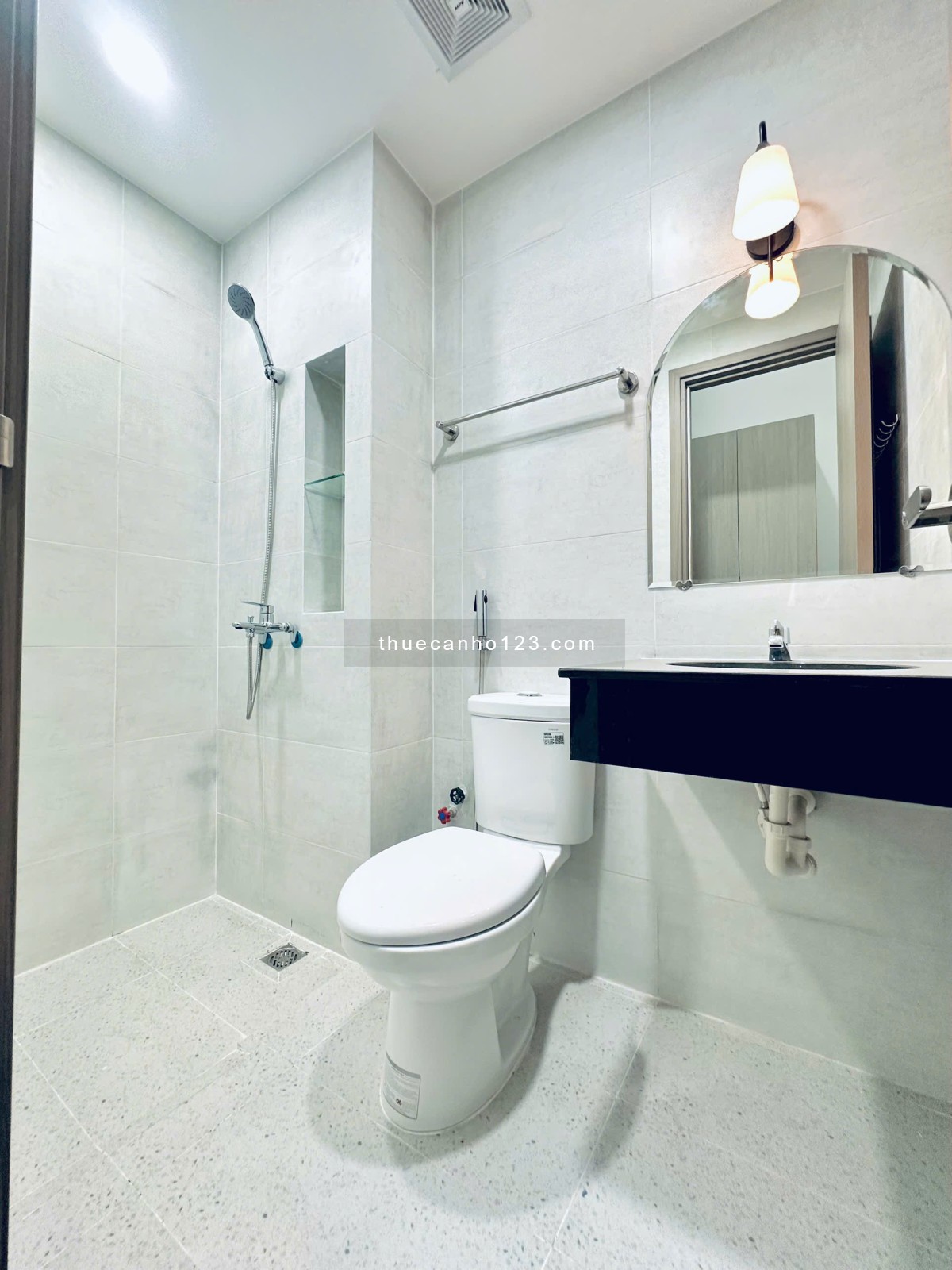 Cho thuê studio ban công, máy giặt riêng, thang máy thuận tiện di chuyển 5p sang Văn Lang CS2 và CS3