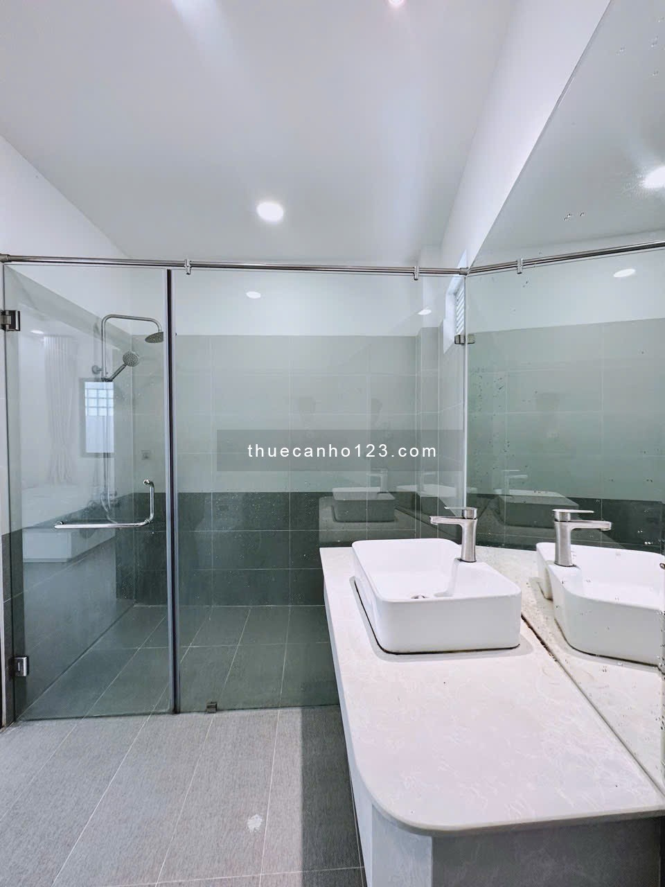 Căn hộ STUDIO, Full Nội Thất Cao Cấp, Tone Trắng, Hầm xe, Thang máy, gần Landmark, Ngô Tất Tố