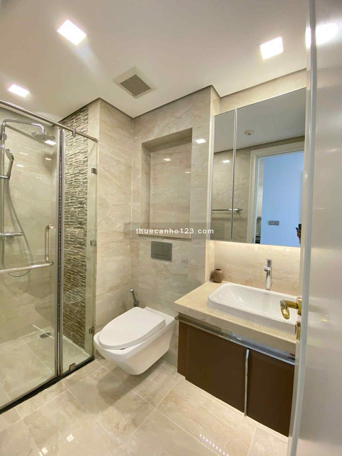 Cho thuê căn hộ cao cấp VINHOMES GOLDEN RIVER Quận 1