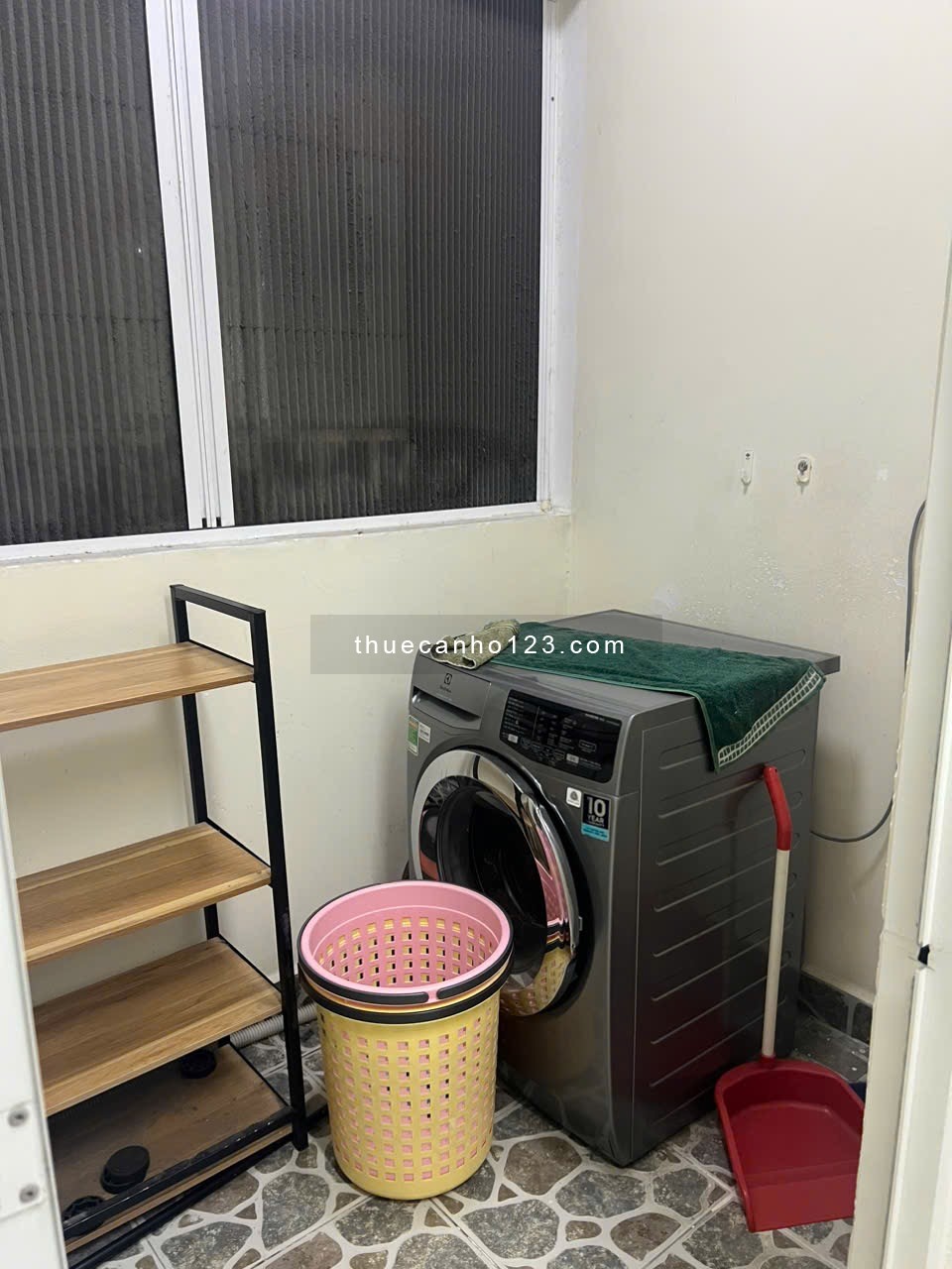 Diện tích 100m2 3pn2wc, có view ban công siêu đẹp, dàn phơi riêng, có hồ bơi và khu vui chơi