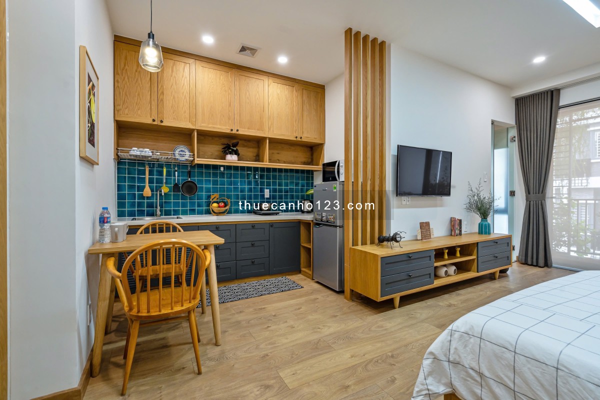 Căn Hộ Full nội thất cao cấp, tone gỗ cổ, ban công, thang máy, gần Landmark 81,Q1,Q3,XVNT,Ngô Tất Tố