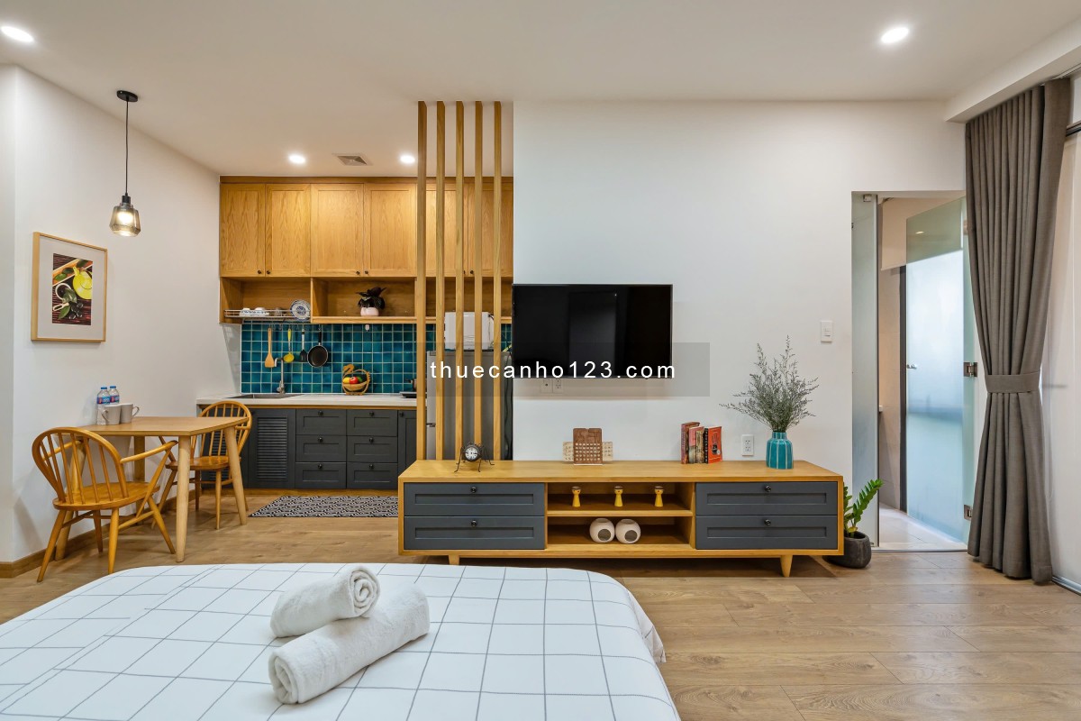 Căn Hộ Full nội thất cao cấp, tone gỗ cổ, ban công, thang máy, gần Landmark 81,Q1,Q3,XVNT,Ngô Tất Tố